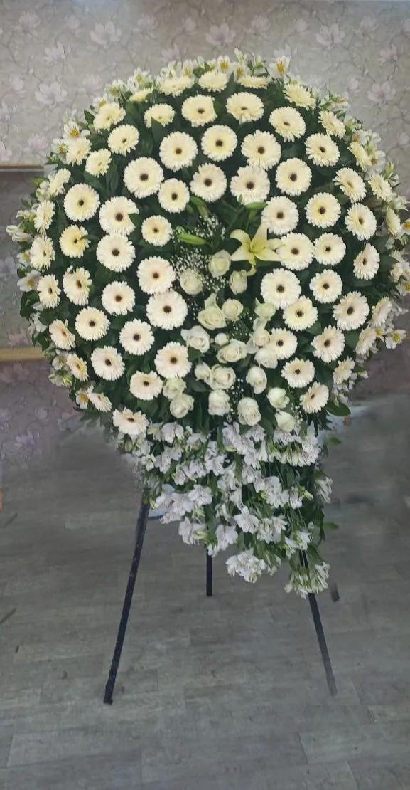 Wreath with white flowers | ծաղիկներ, ծաղկեպսակներ, բույսեր Երևան