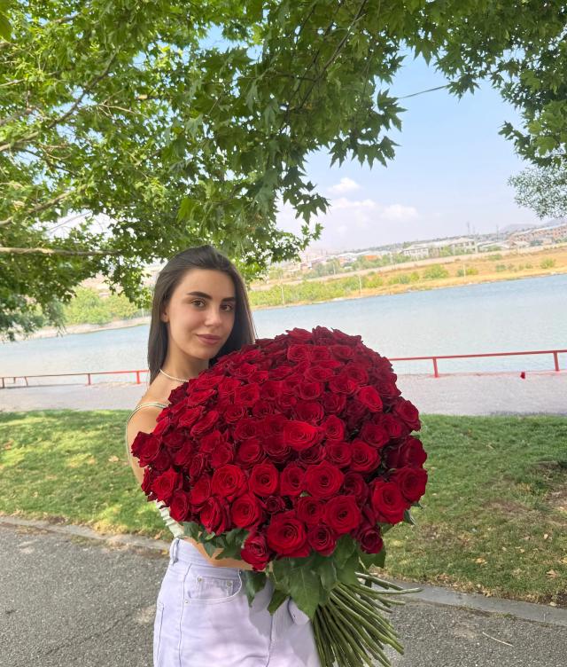 Շքեղ վարդերի փունջ | ծաղիկներ, ծաղկեպսակներ, բույսեր - առաքում Երևան