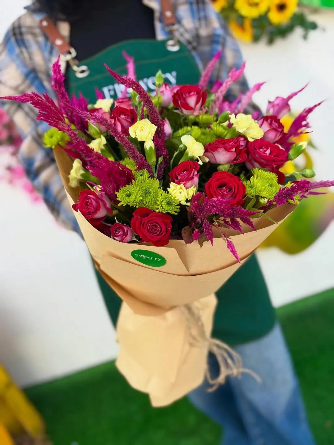 A bouquet of red roses and green chrysanthemums | ծաղիկներ, ծաղկեպսակներ, բույսեր Երևան