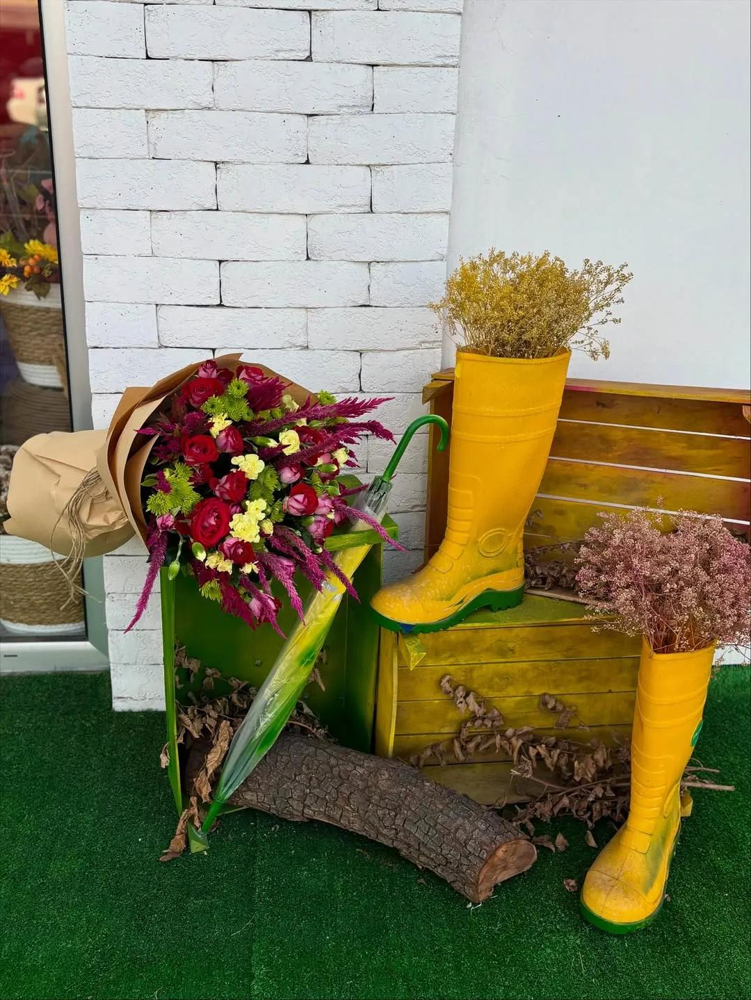 A bouquet of red roses and green chrysanthemums | ծաղիկներ, ծաղկեպսակներ, բույսեր Երևան