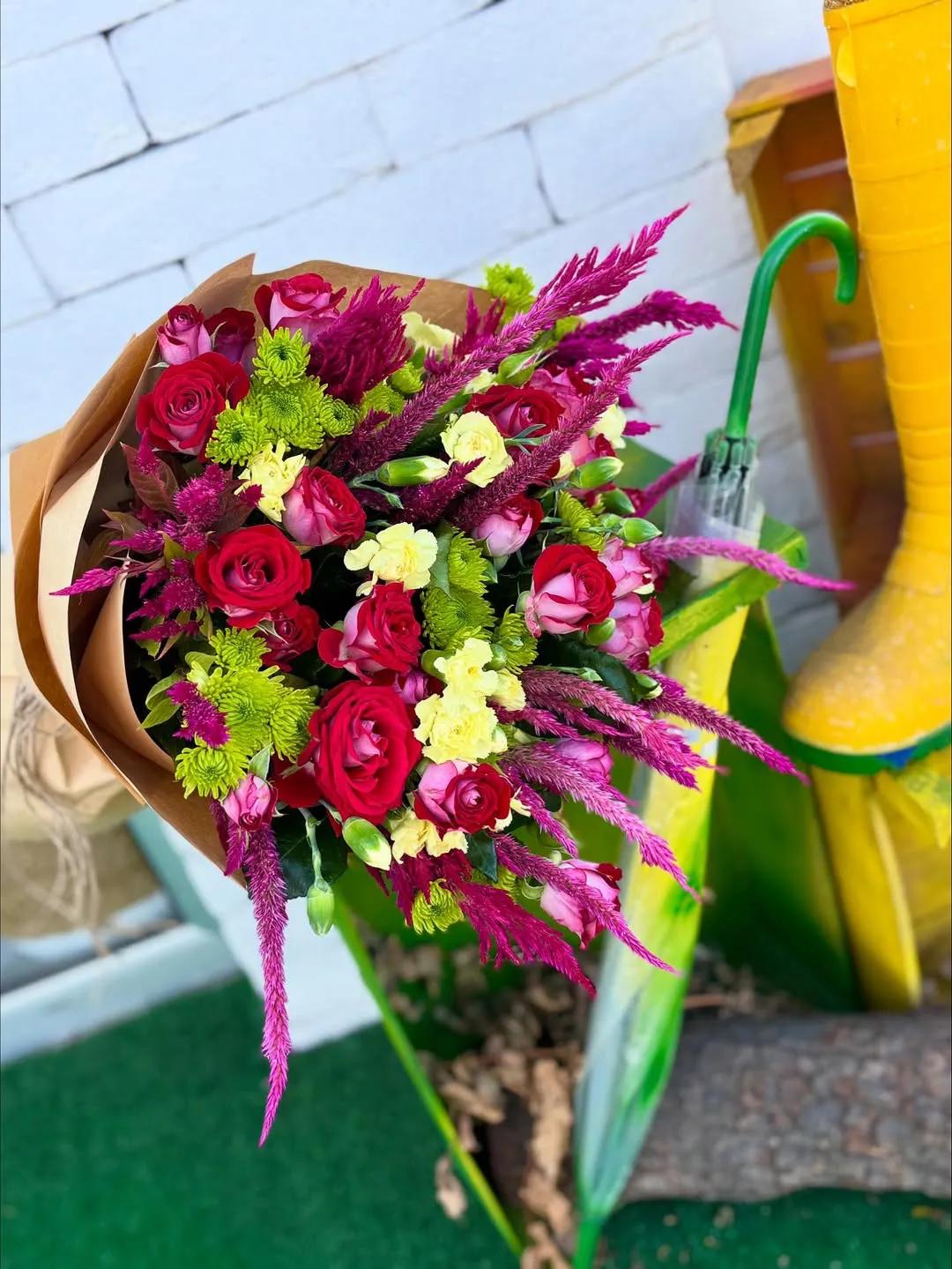 A bouquet of red roses and green chrysanthemums | ծաղիկներ, ծաղկեպսակներ, բույսեր Երևան