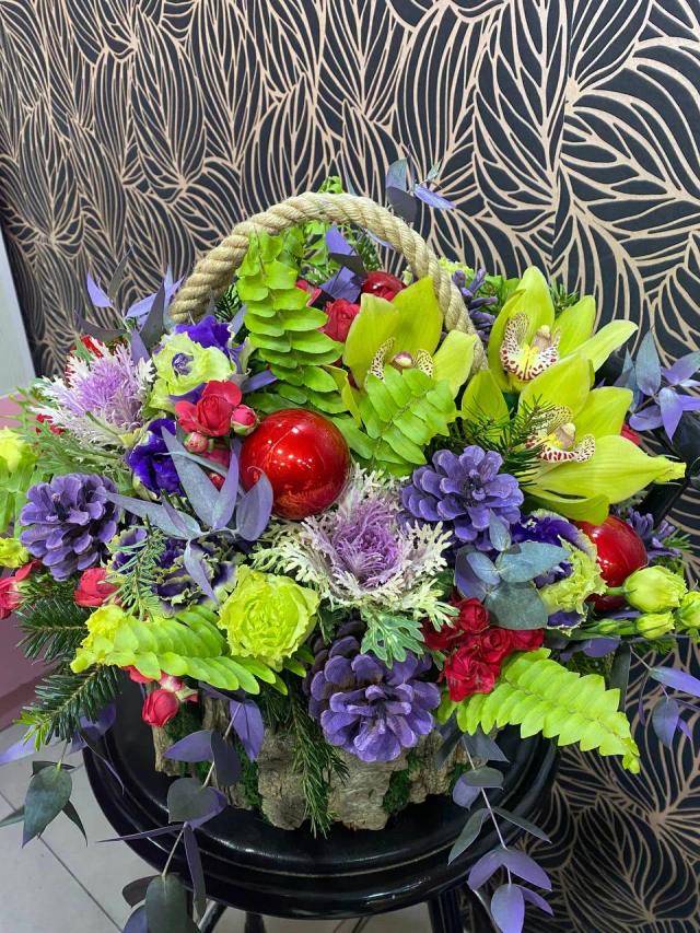 Ամանորյա կրեատիվ զամբյուղ | ծաղիկներ, ծաղկեպսակներ, բույսեր - առաքում Երևան Ամանորյա կրեատիվ զամբյուղ | ծաղիկներ, ծաղկեպսակներ, բույսեր - առաքում Երևան