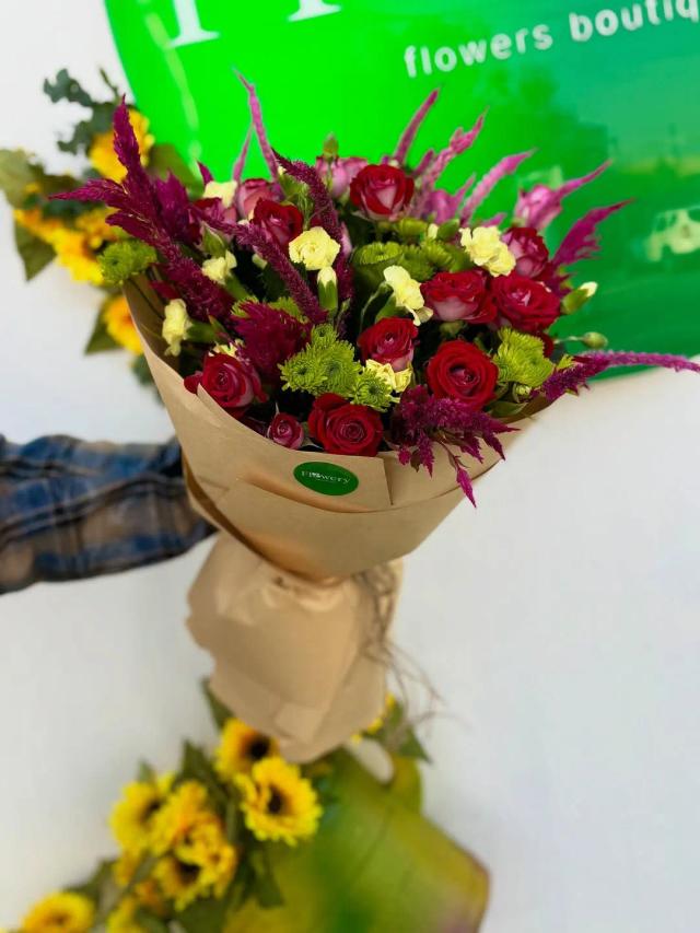 A bouquet of red roses and green chrysanthemums | ծաղիկներ, ծաղկեպսակներ, բույսեր - առաքում Երևան A bouquet of red roses and green chrysanthemums | ծաղիկներ, ծաղկեպսակներ, բույսեր - առաքում Երևան