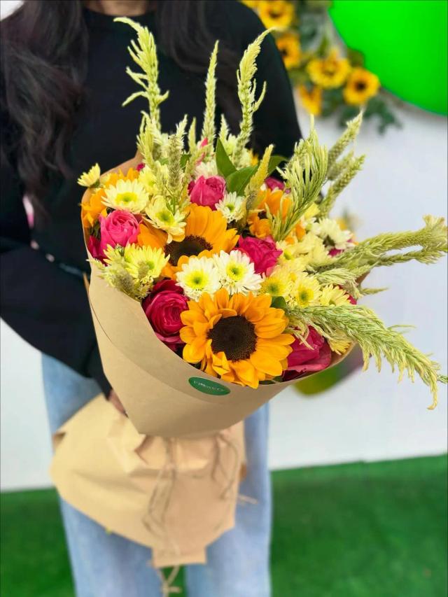 A colorful bunch | ծաղիկներ, ծաղկեպսակներ, բույսեր - առաքում Երևան A colorful bunch | ծաղիկներ, ծաղկեպսակներ, բույսեր - առաքում Երևան