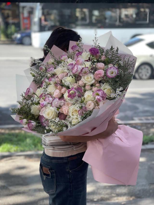 A luxurious bouquet | ծաղիկներ, ծաղկեպսակներ, բույսեր - առաքում Երևան A luxurious bouquet | ծաղիկներ, ծաղկեպսակներ, բույսեր - առաքում Երևան